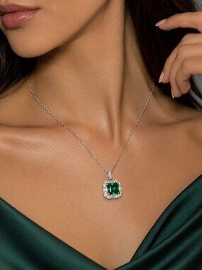 NEW 18k White Gold Diamond Emerald Necklace Princess Cut Diamond Green Gemstone